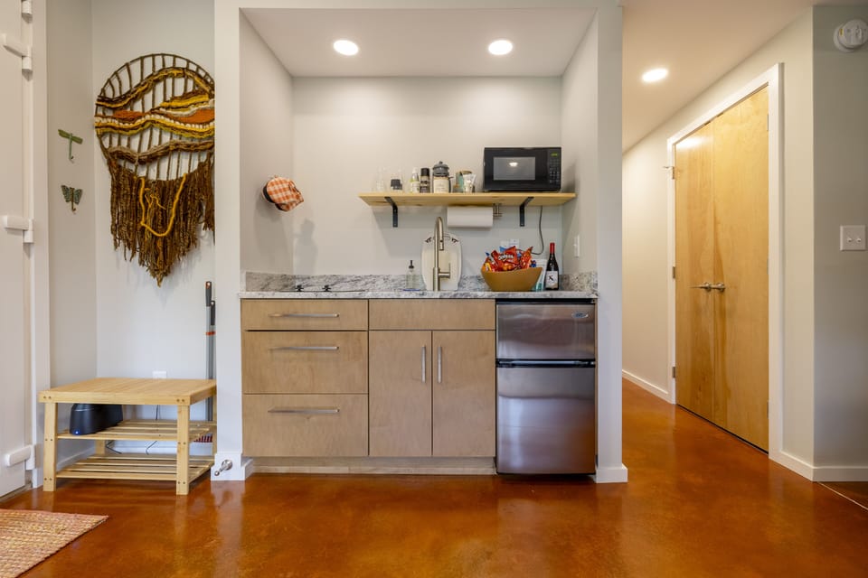 Kitchenette: stovetop, microwave, mini fridge, sink, keurig & electric kettle