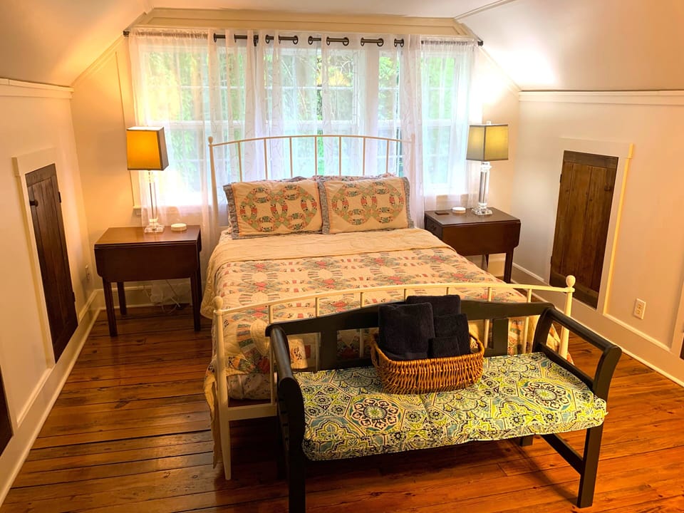 Second floor queen bedroom

