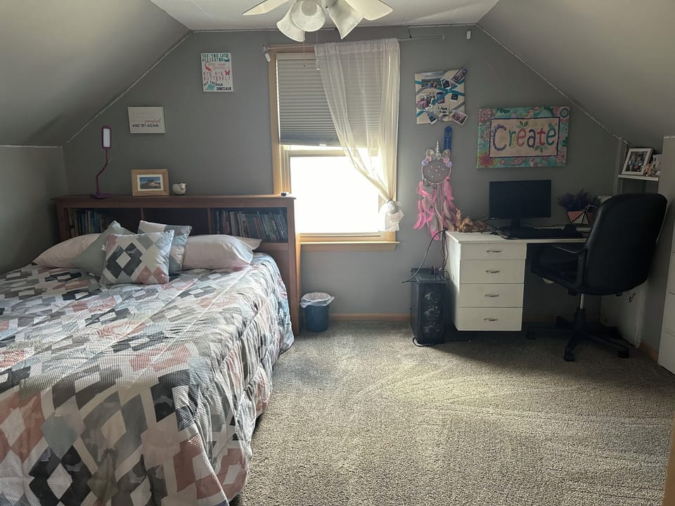 Queen bedroom - upstairs