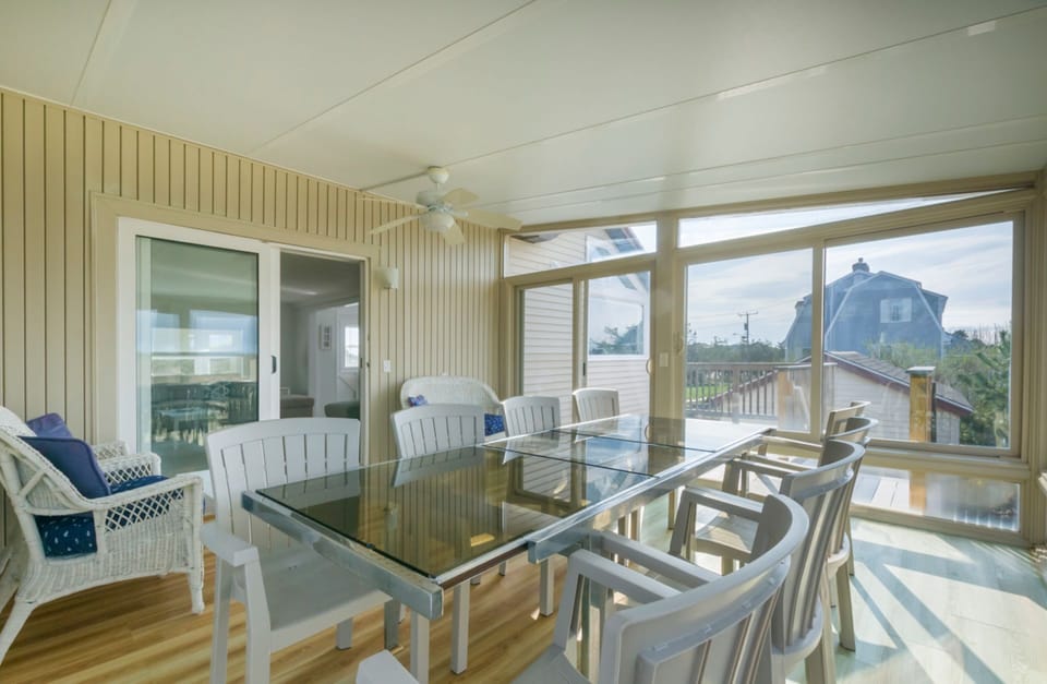 Sun room / Dining room with seating for for the whole family.
