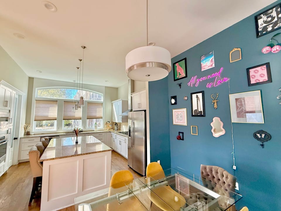 Full Kitchen & Dining Area