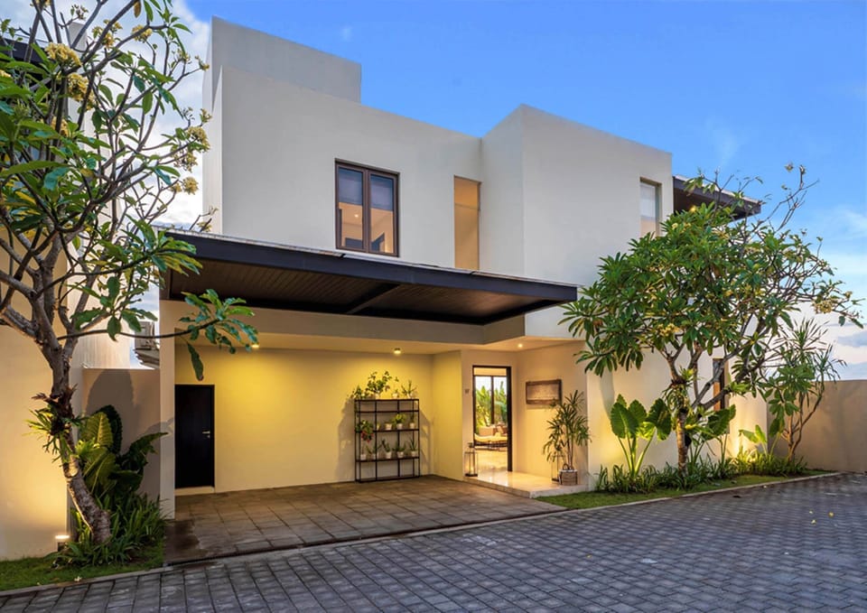 Garage & private villa entrance 