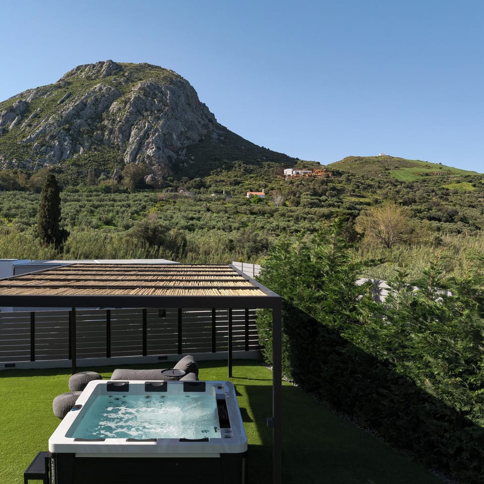 A heated six-seater hot tub with hydromassage facilities is available.