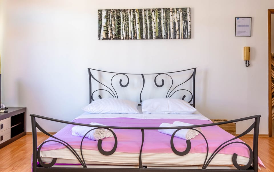 Studio apartment with queen bed.