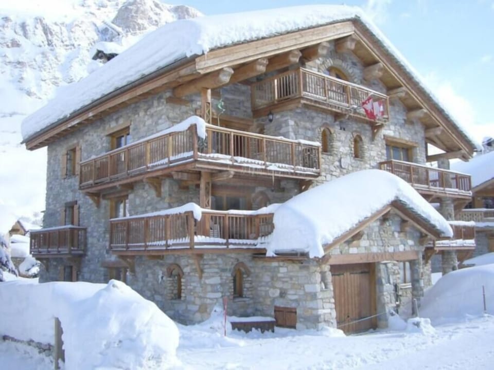 Le chalet en Hiver. L'appartement se trouve au 2e et 3e étage.