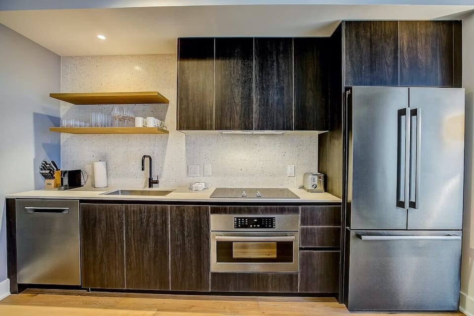 Full kitchen with amenities