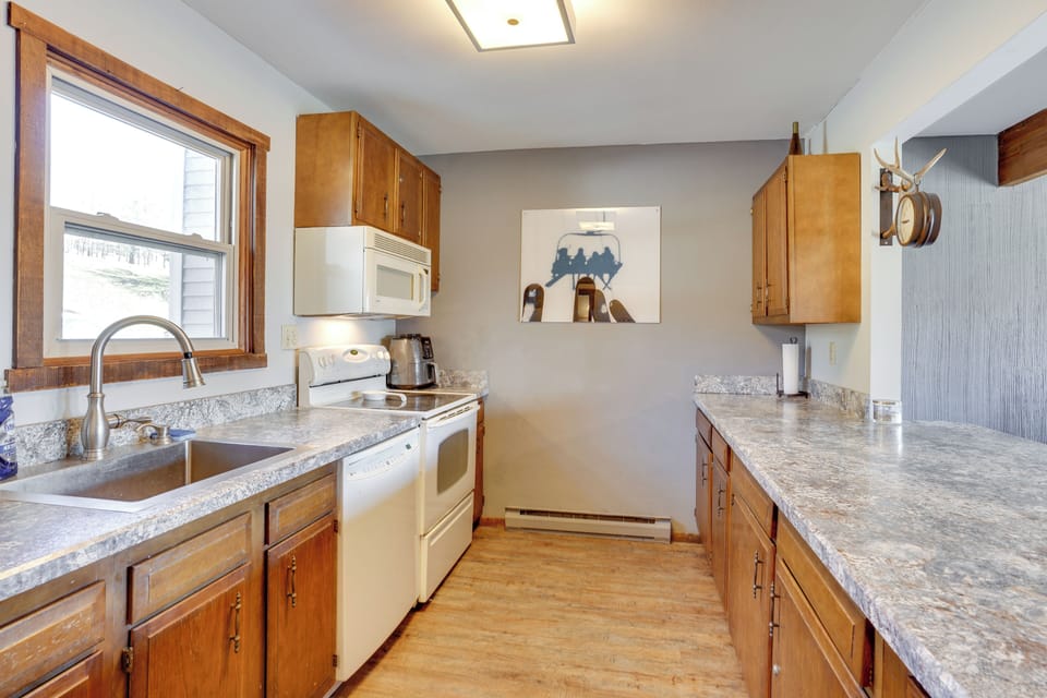 Kitchen | 1st Floor | Refrigerator | Cooking Basics | Breakfast Bar