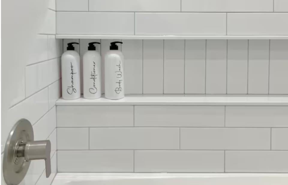 Clean and crisp bathroom with shampoo and conditioner provided. 