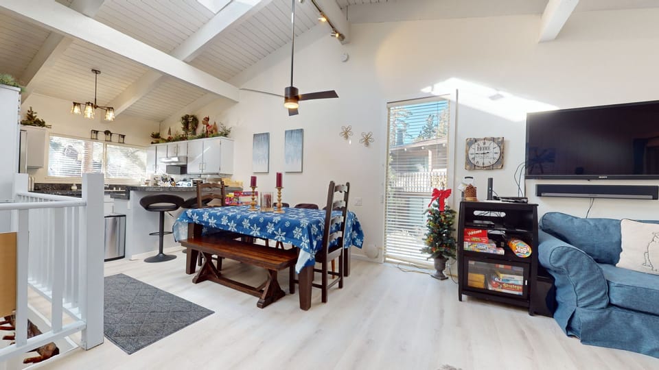 Screen, Indoors, Furniture, Living Room, TV