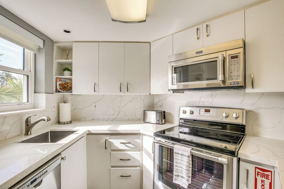Kitchen | Dishware & Flatware | Keurig | Blender | Toaster
