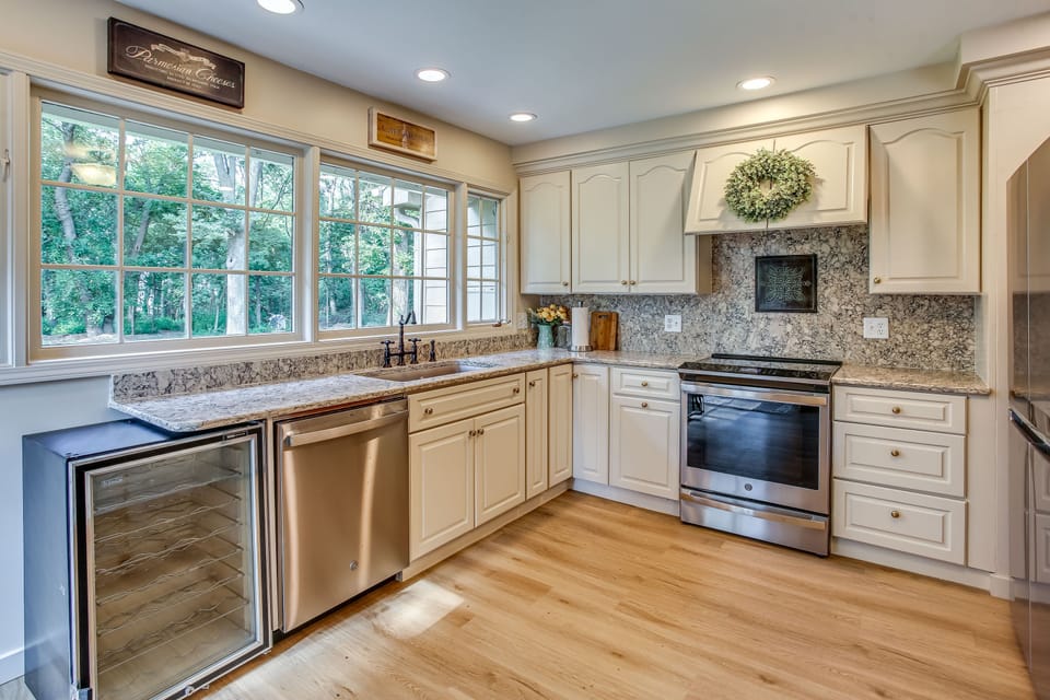 Dishwasher, wine fridge, great views of the wildlife and nature. Lots of trees.