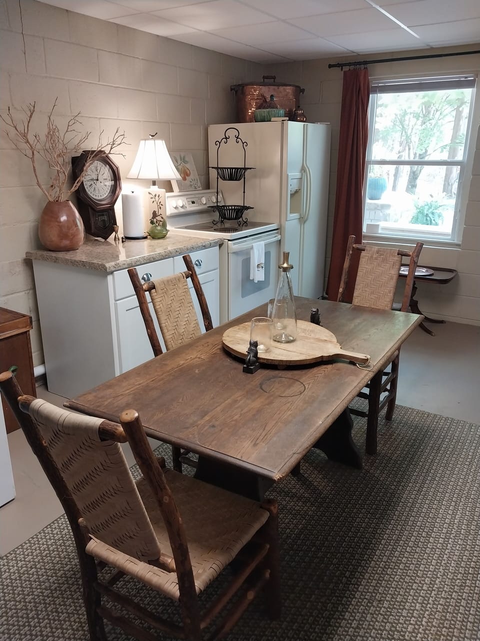 Downstairs Kitchenette 