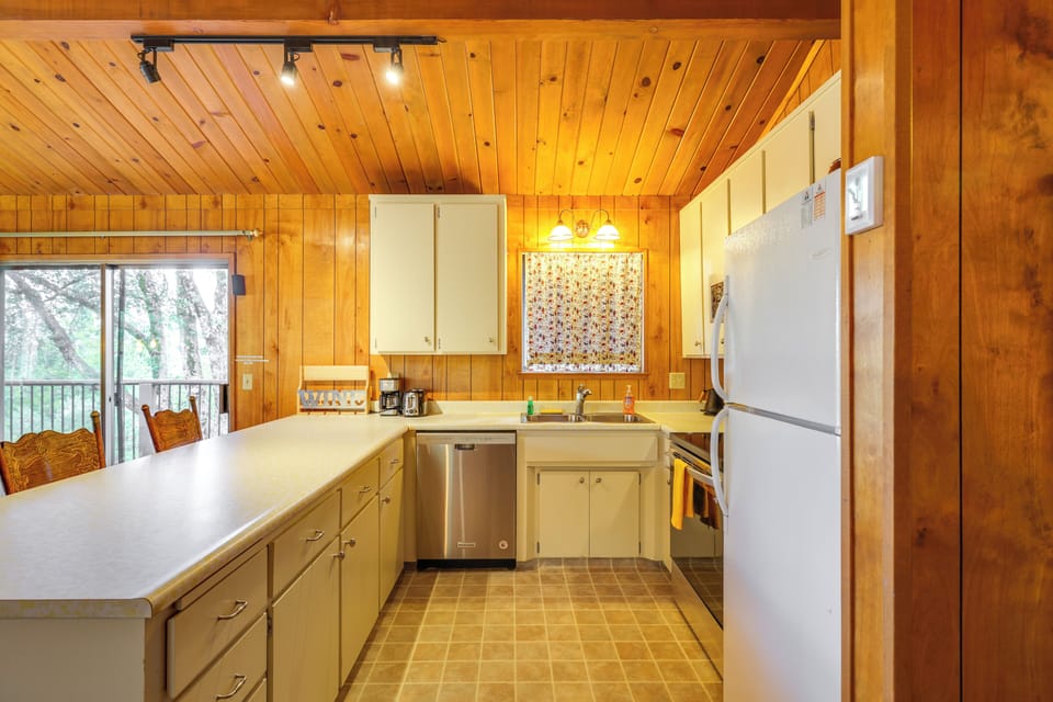 Kitchen | Cooking Basics | Coffee Maker | Trash Bags & Paper Towels Provided