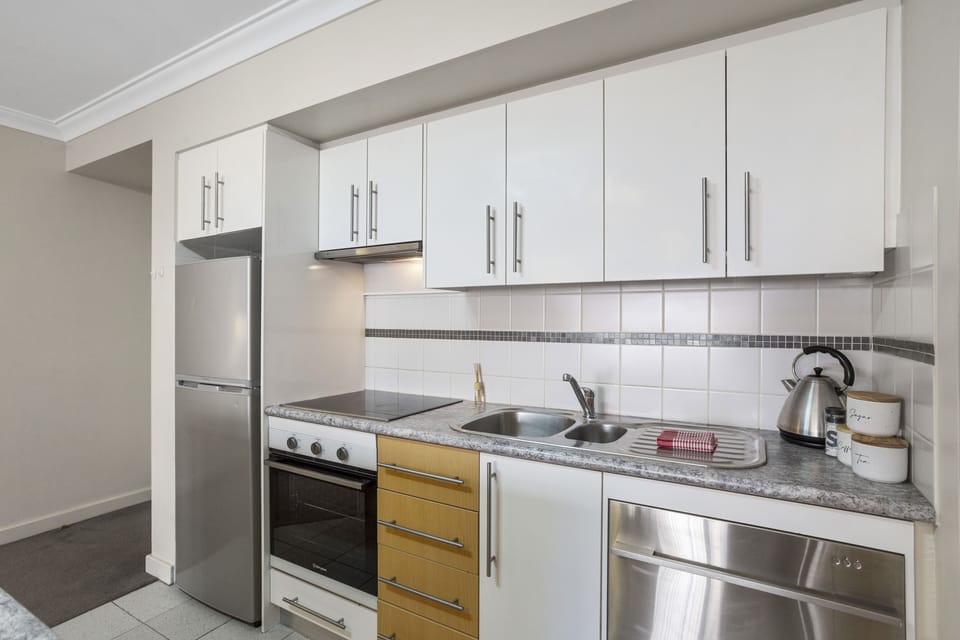 The well-equipped kitchen is ready for your culinary adventures! Whip up a delicious meal and enjoy it at the dining table.