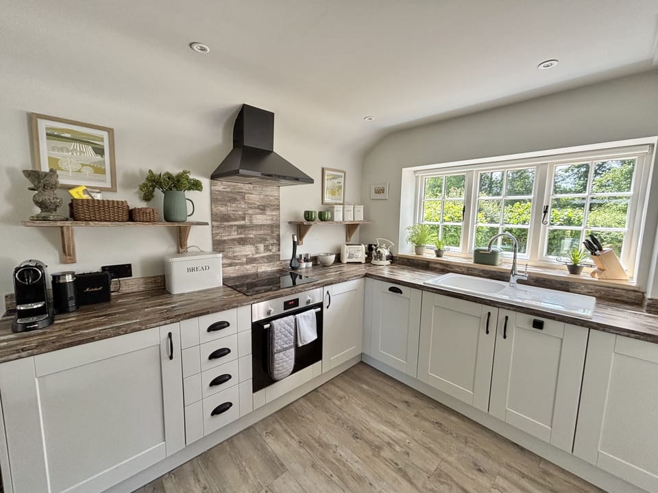 Drovers Run, Forde Abbey, Dorset: The well-equipped kitchen area