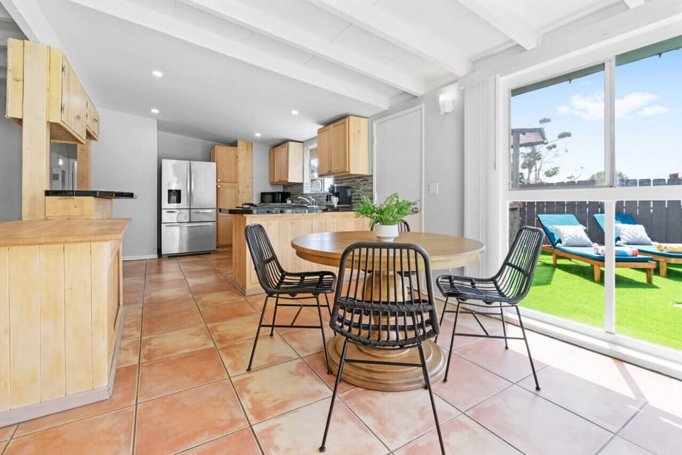 Dining table seats 4