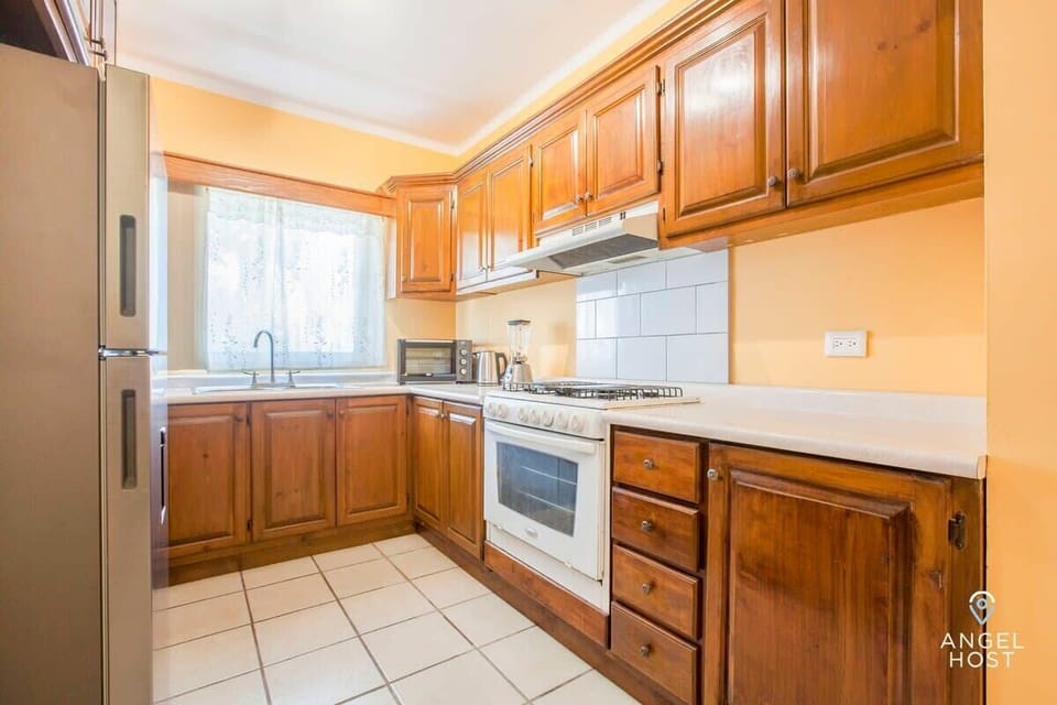 A spacious full kitchen
