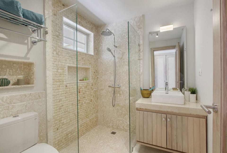 Villa Tortuga B55: ensuite bathroom with shower (2nd bedroom)