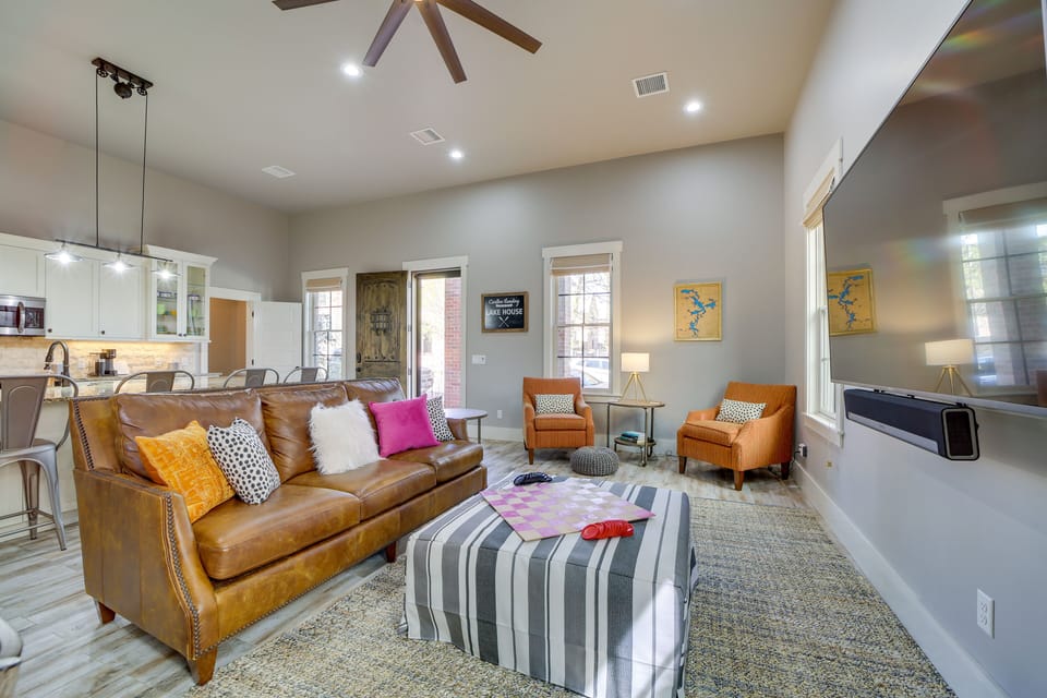 Living Room | Free WiFi | Smart TVs | Central A/C