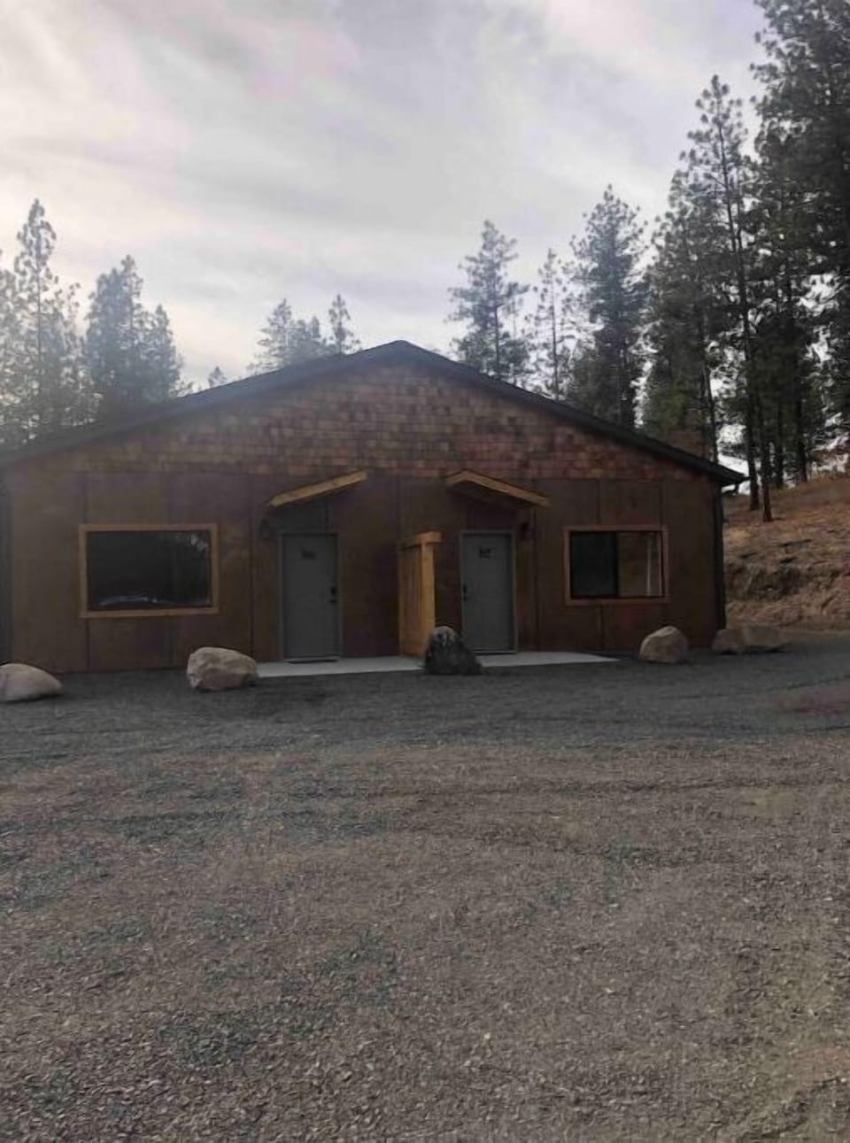 Front view that you see on approach.  Parking is directly in front of your door.