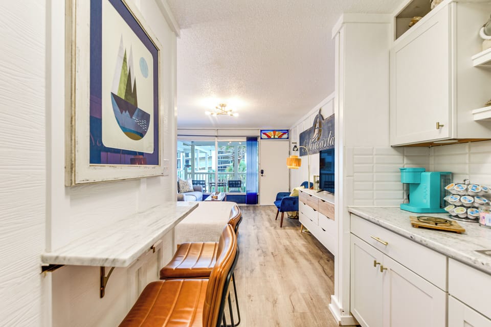 Dining Area | Dishware & Flatware Provided | Central A/C & Heat