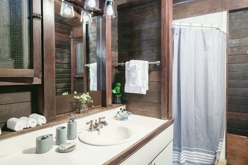 Charming rustic bathroom – a cozy space with modern comforts.