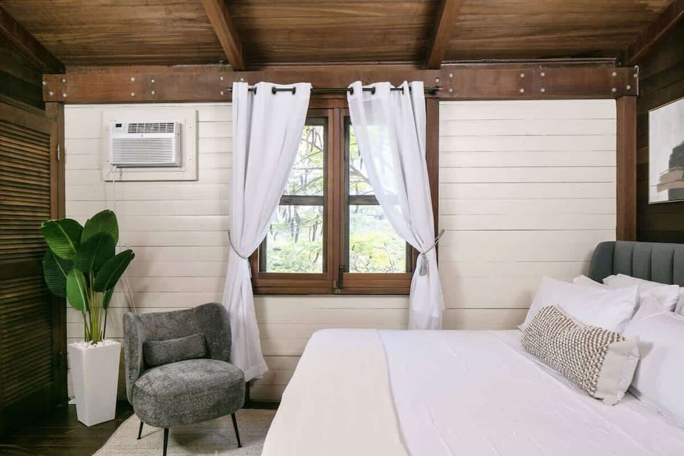 Tranquil bedroom with a rustic touch – your peaceful retreat awaits.