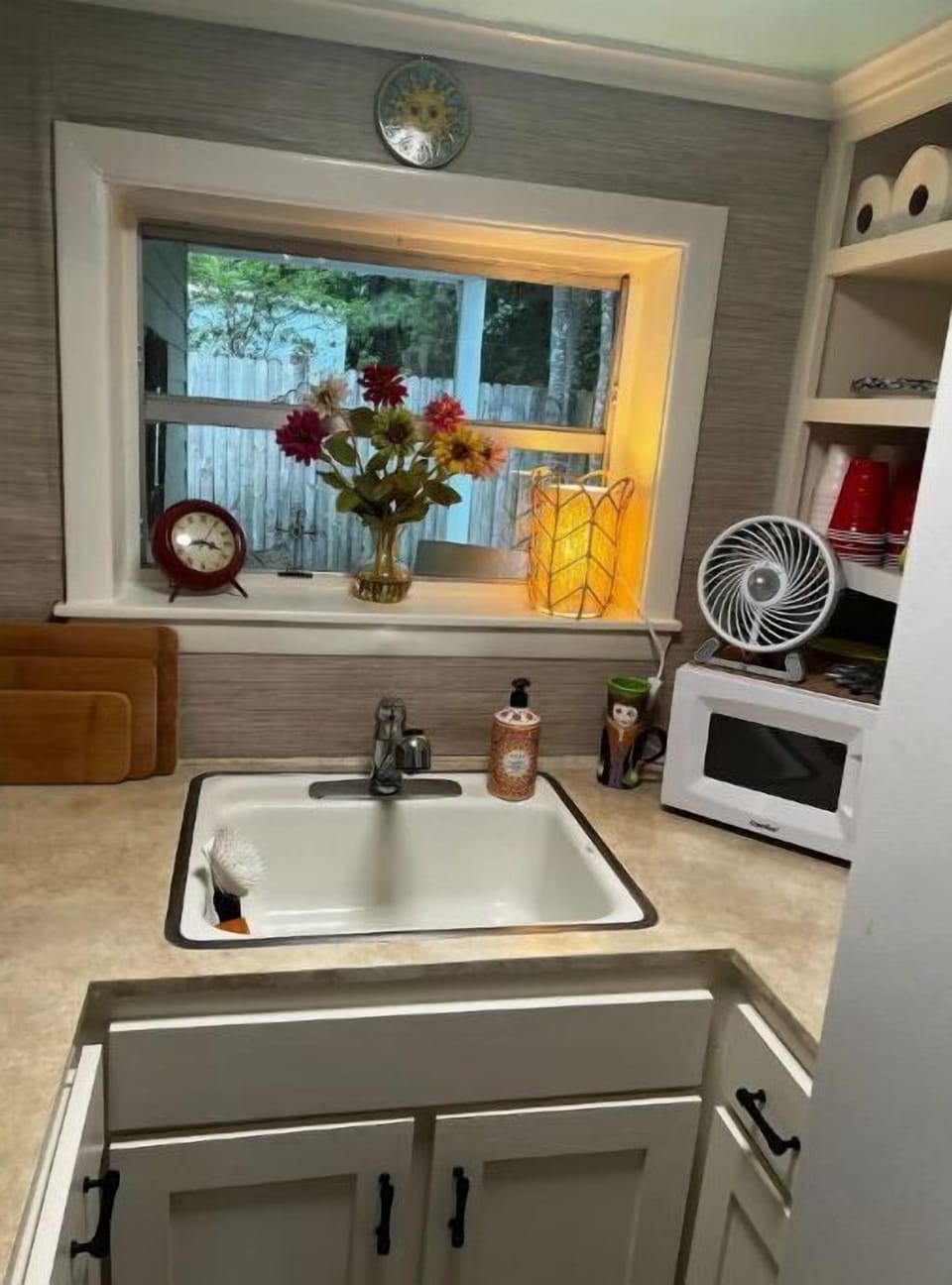 It’s tiny but it’s very well equipped and highly functional for preparing meals