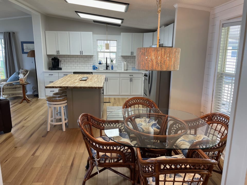 Kitchen / Dining Area