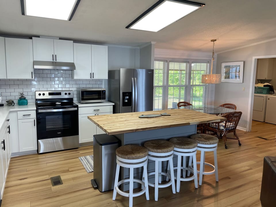 Kitchen / Dining Area