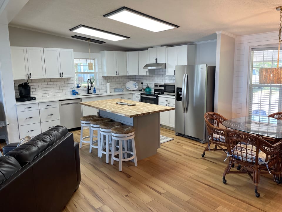 Kitchen / Dining Area