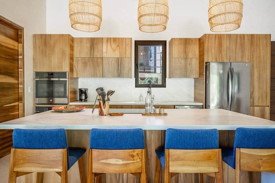 Kitchen Island - seats 4 people
