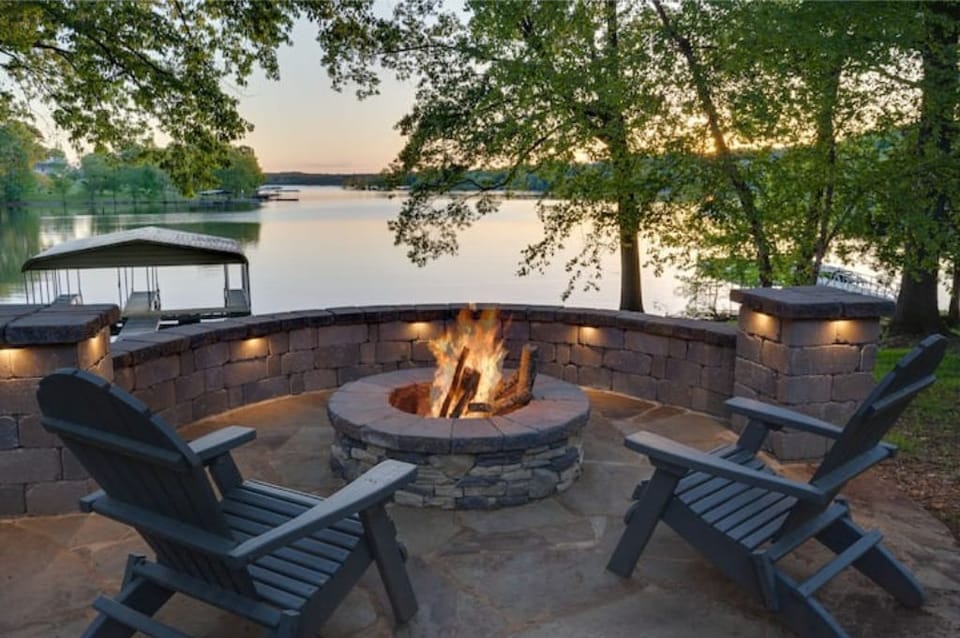 WATERFRONT, PRIVATE DOCK, FIREPIT!