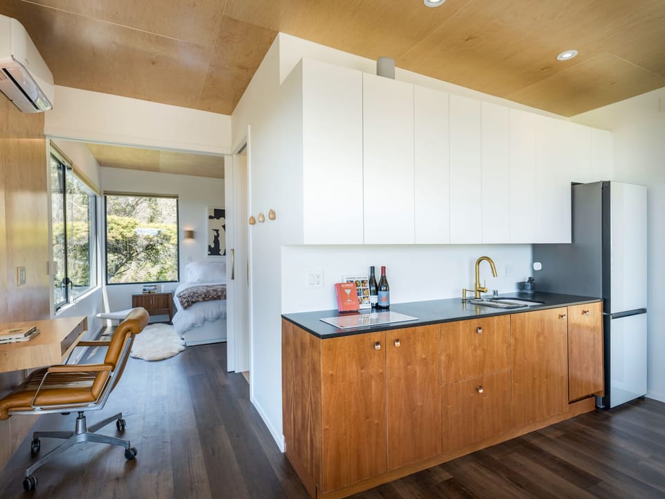 deep sink with pull down faucet, water purifier, ample storage 