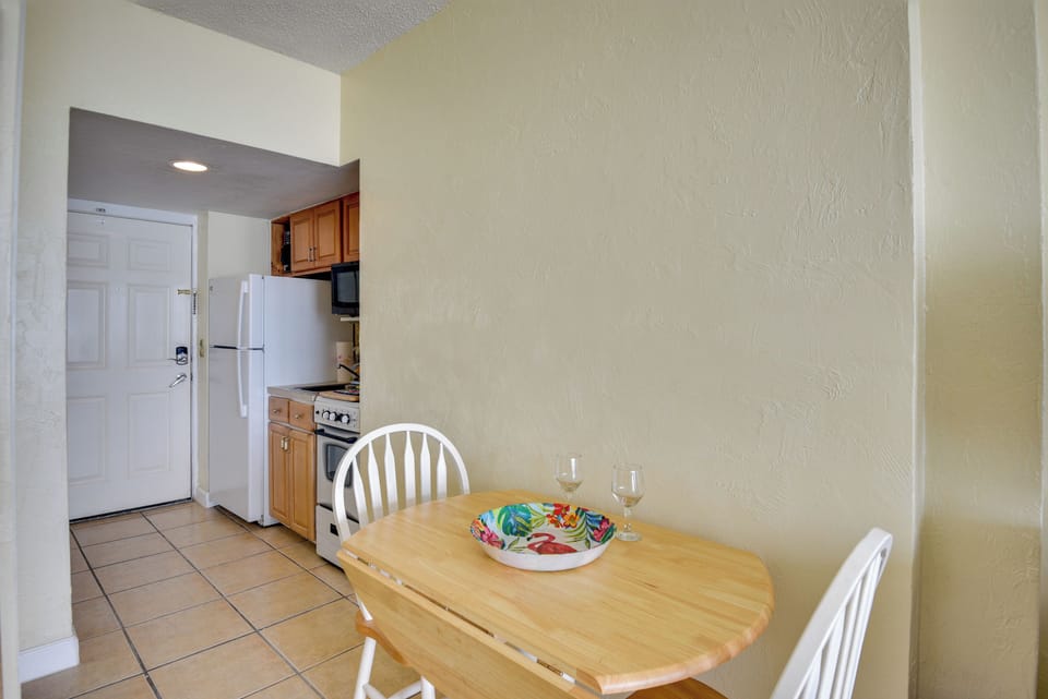 Dining Area | Dishware & Flatware Provided