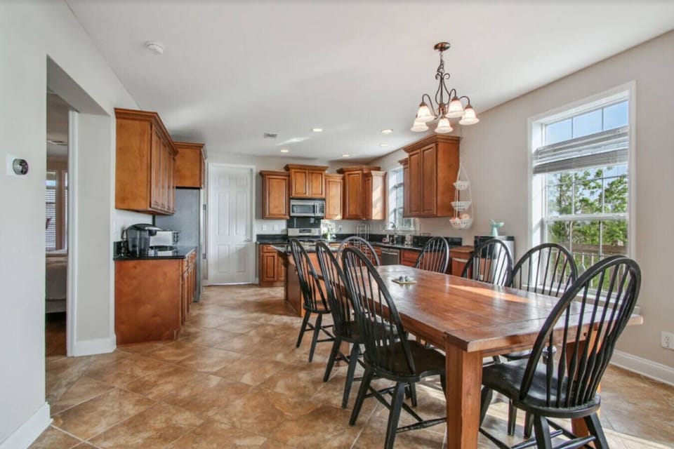 Bright and open concept dining / kitchen area