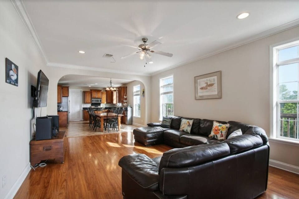 Bright and open concept living / dining / kitchen area
