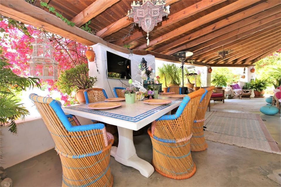 Outdoor dining area on the terrace with space for six guests