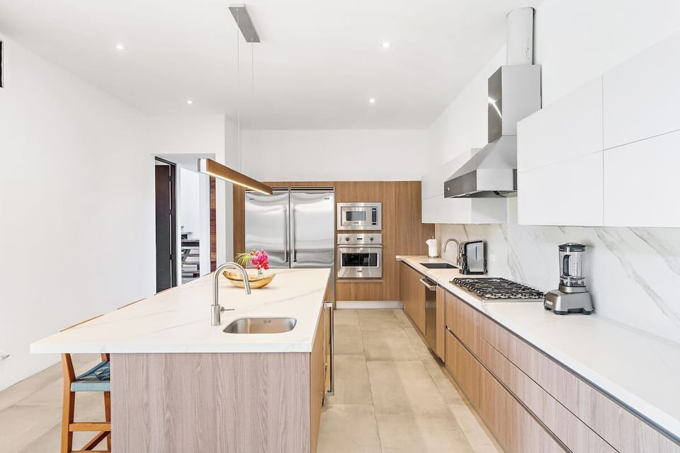 Kitchen with large Island
