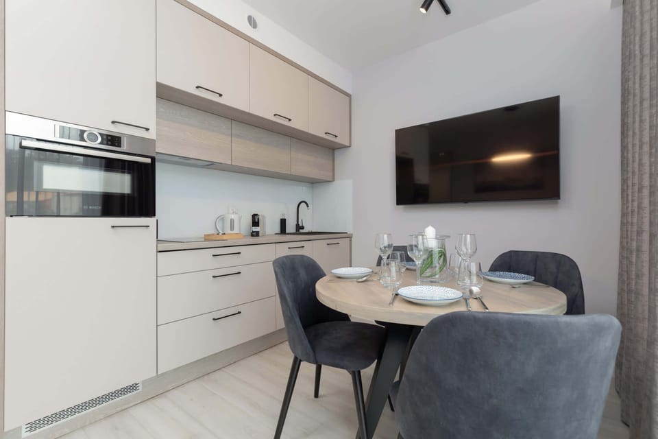 Kitchenette with plenty of kitchen utensils and dishes. 
