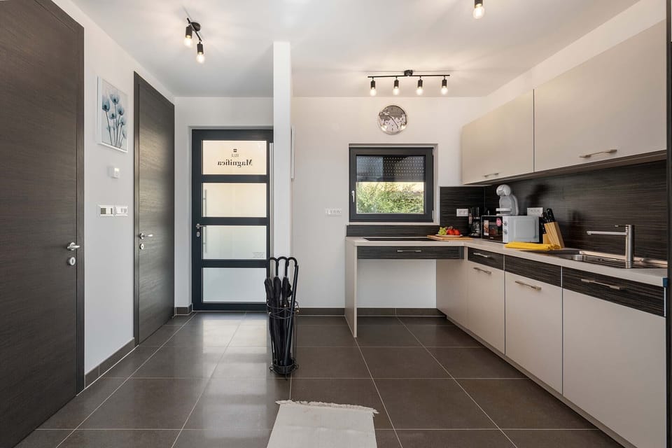 Entrance and kitchen area
