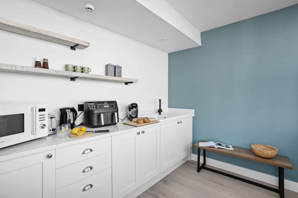 Countertop with microwave and Tea and coffee facilities - Mayflower Suite