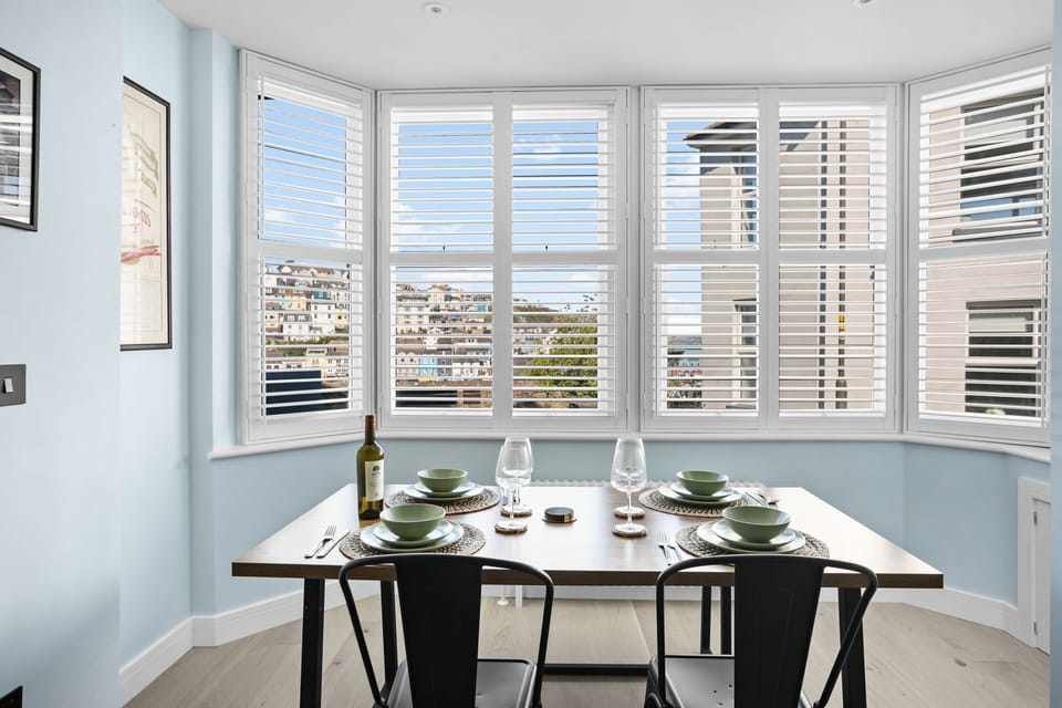 4 seater dining table, bright airy bay windows - Mayflower Suite