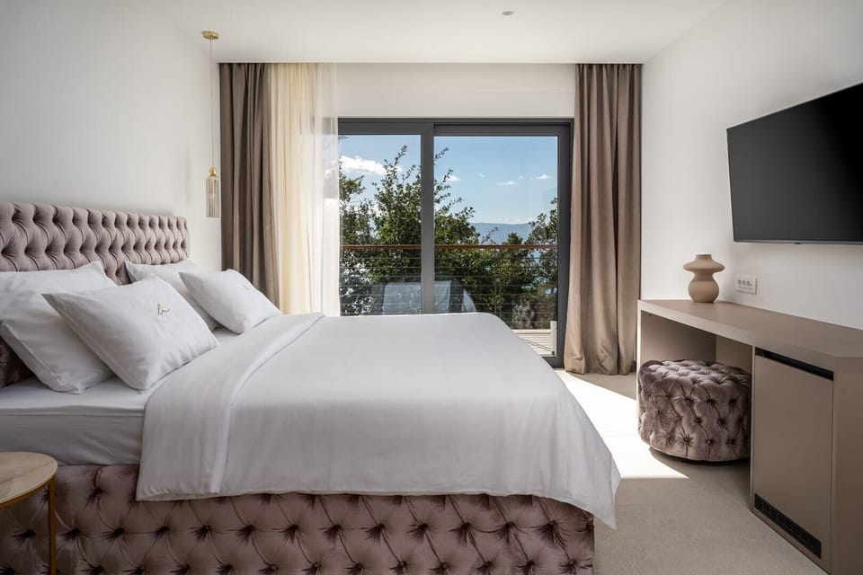Bedroom NO4 (28sqm) with king size bed 200cm x 200cm, en-suite bathroom with a shower, a mini-bar, A/C, a TV and a balcony