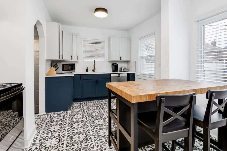 Fully equipped kitchen with dining nook