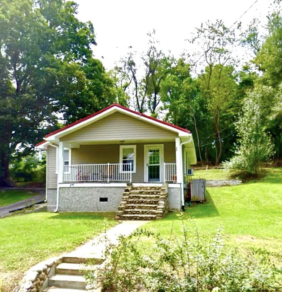1927 Cottage on the AVL city limits 6 mins from DWNTN close 2Grove Park Biltmore