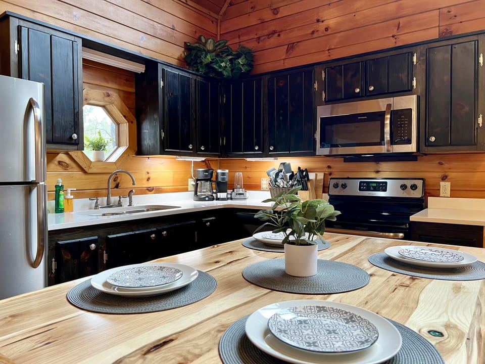 Fully loaded eat-in kitchen