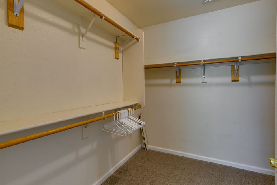 Walk-In Closet | Hangers