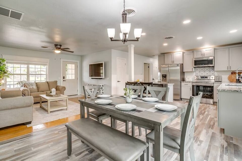 Open concept living/dining/kitchen area