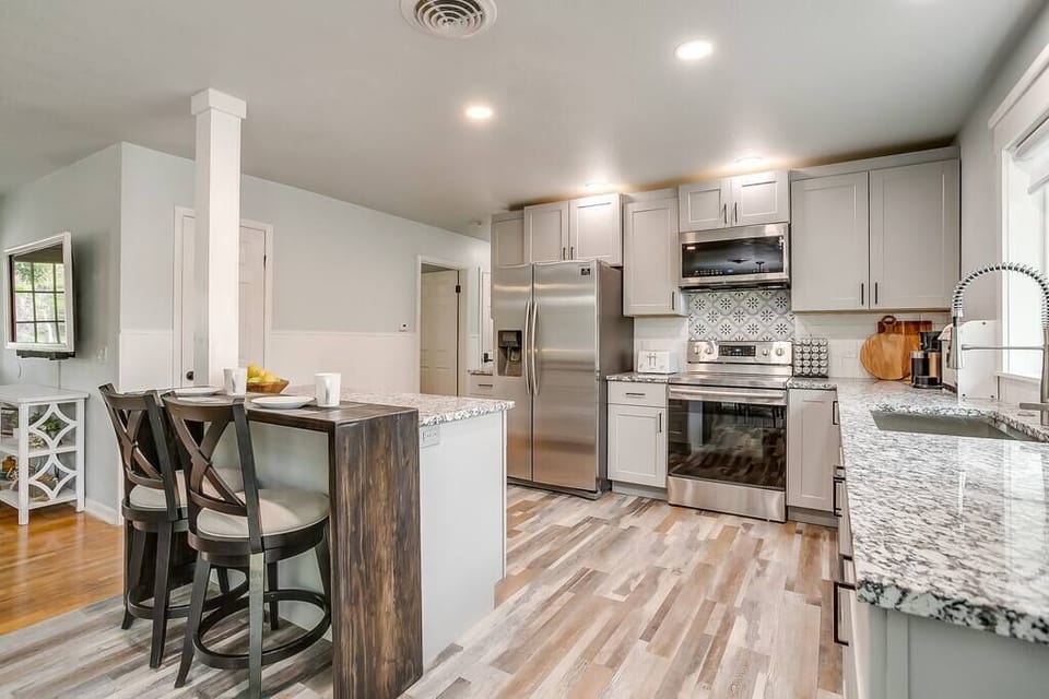 Kitchen with breakfast bar (1)
